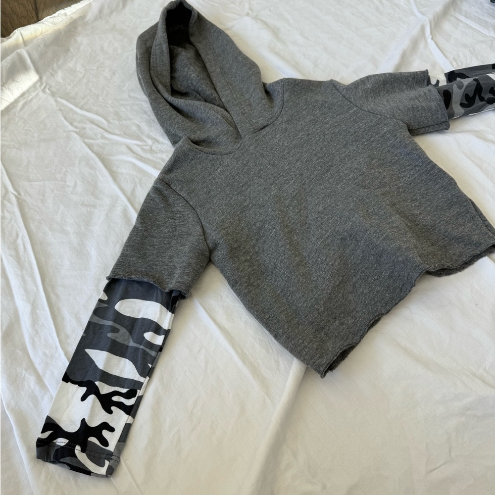 Joah love sweatshirt with army sleeve